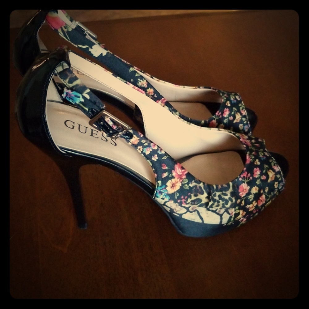 Guess vintage flower pattern heels